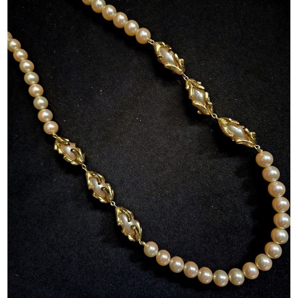 TRIFARI STATEMENT Faux Pearl Necklace Gold Tone Twist 30" VTG Revival EUC! - Picture 6 of 12